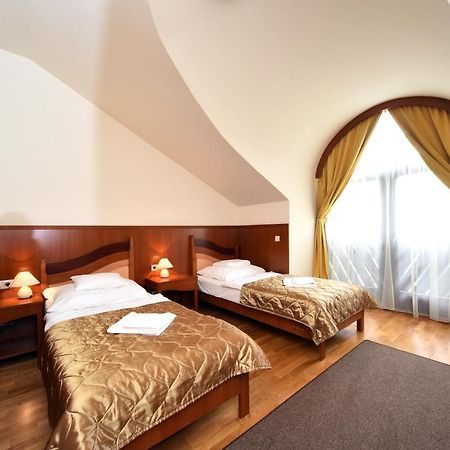 Kisujszallas Hotel Kumania מראה חיצוני תמונה