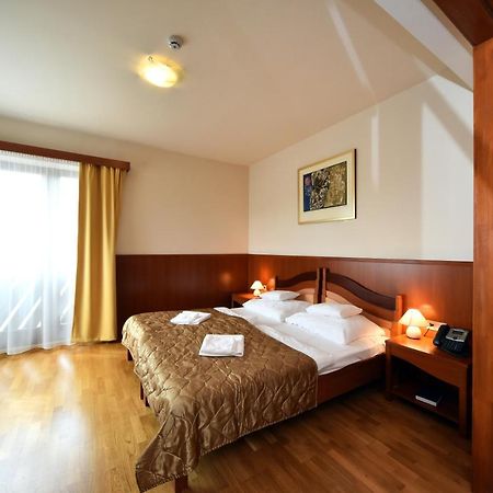 Kisujszallas Hotel Kumania מראה חיצוני תמונה