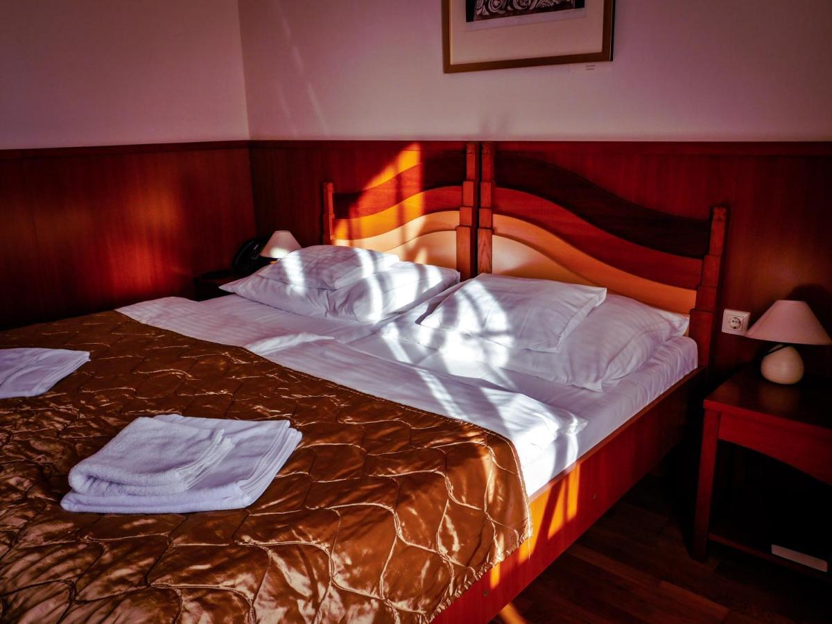 Kisujszallas Hotel Kumania מראה חיצוני תמונה