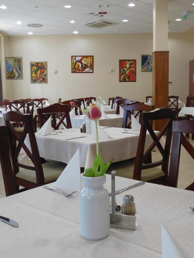 Kisujszallas Hotel Kumania מראה חיצוני תמונה