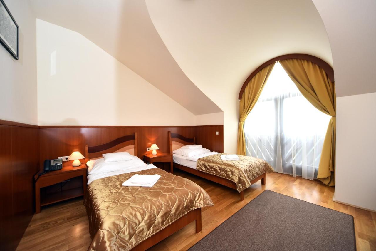 Kisujszallas Hotel Kumania מראה חיצוני תמונה