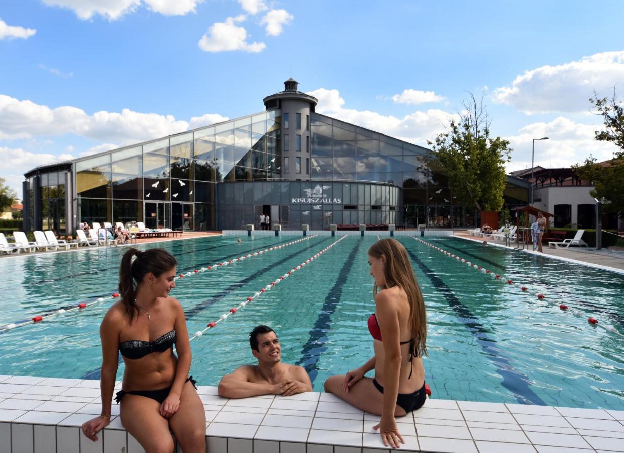 Kisujszallas Hotel Kumania מראה חיצוני תמונה