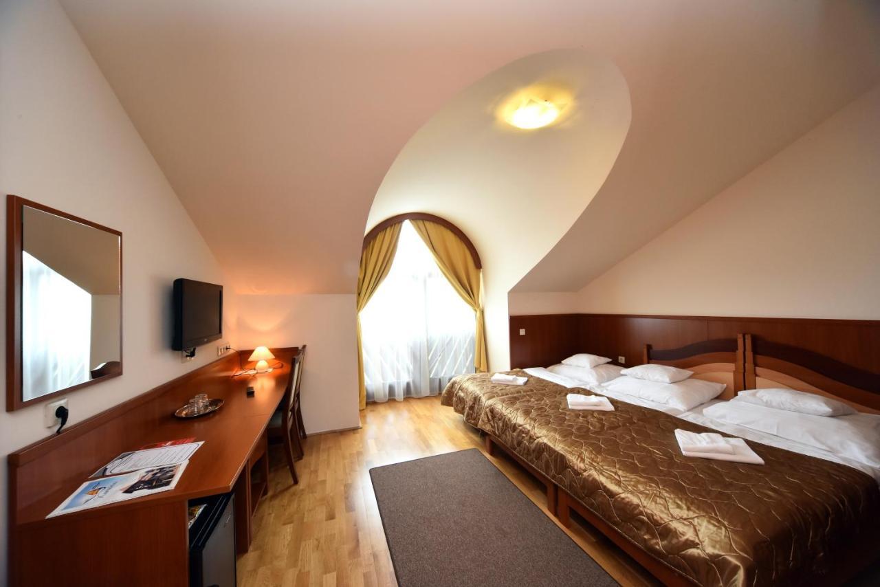 Kisujszallas Hotel Kumania מראה חיצוני תמונה