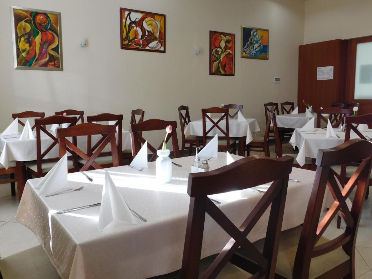 Kisujszallas Hotel Kumania מראה חיצוני תמונה
