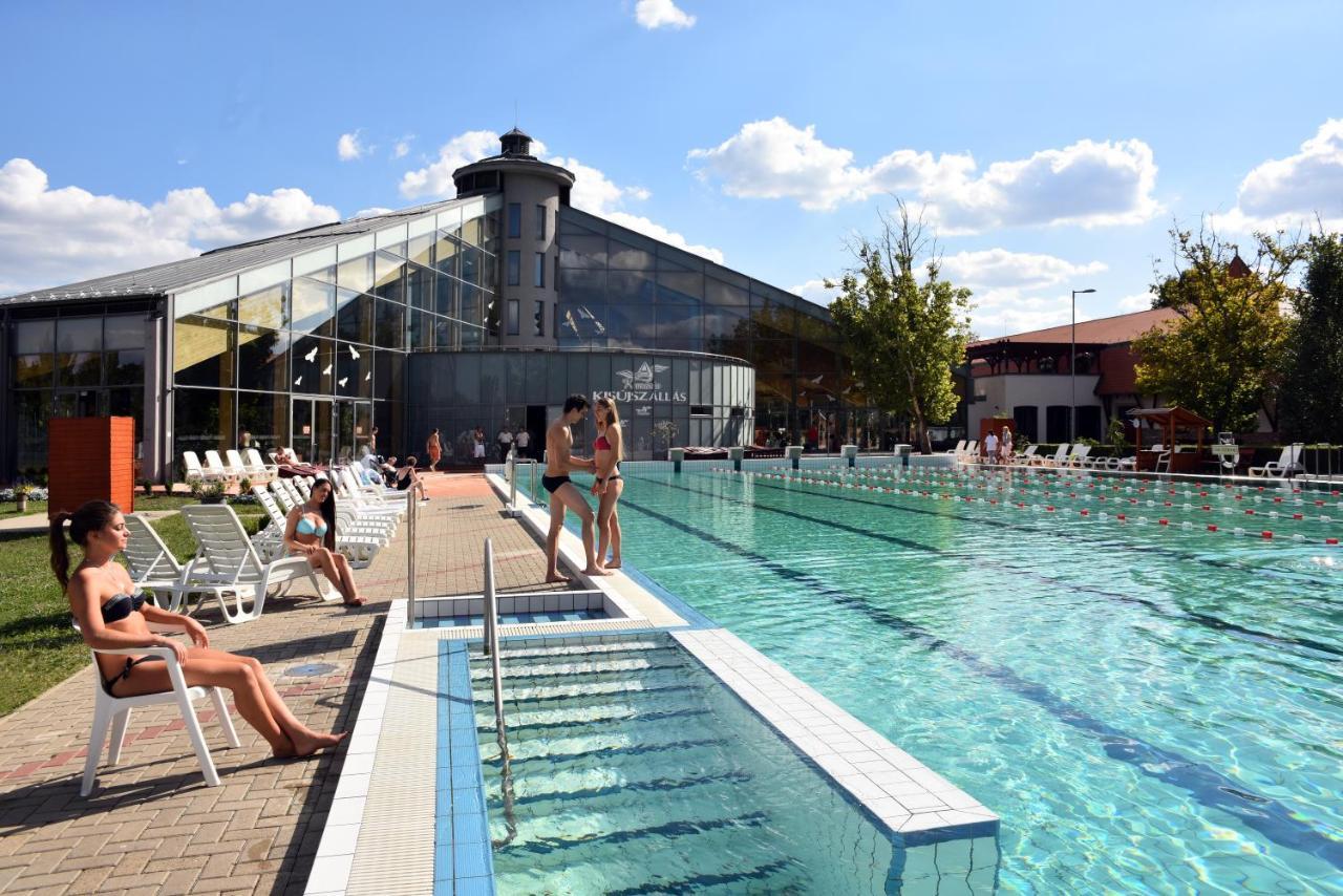 Kisujszallas Hotel Kumania מראה חיצוני תמונה