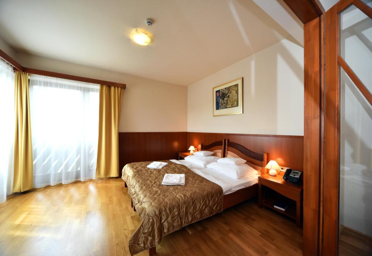 Kisujszallas Hotel Kumania מראה חיצוני תמונה
